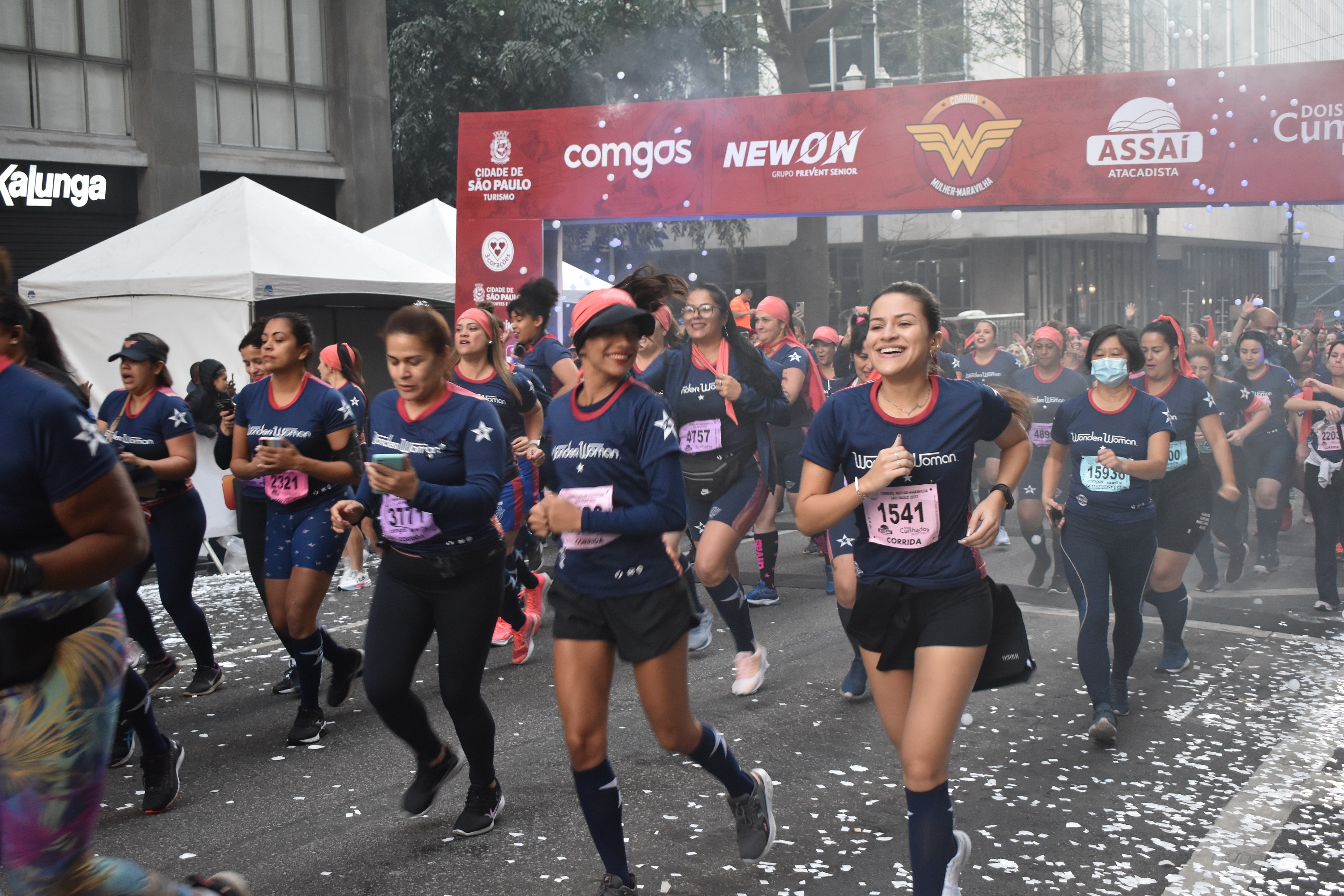 Na imagem, participantes da Corrida Mulher-Maravilha.