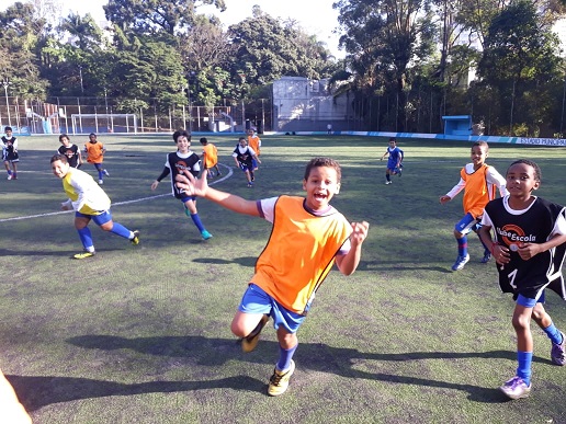 Crianças jogando bola no Centro Esportivo Jack Marin, o CE Aclimação.