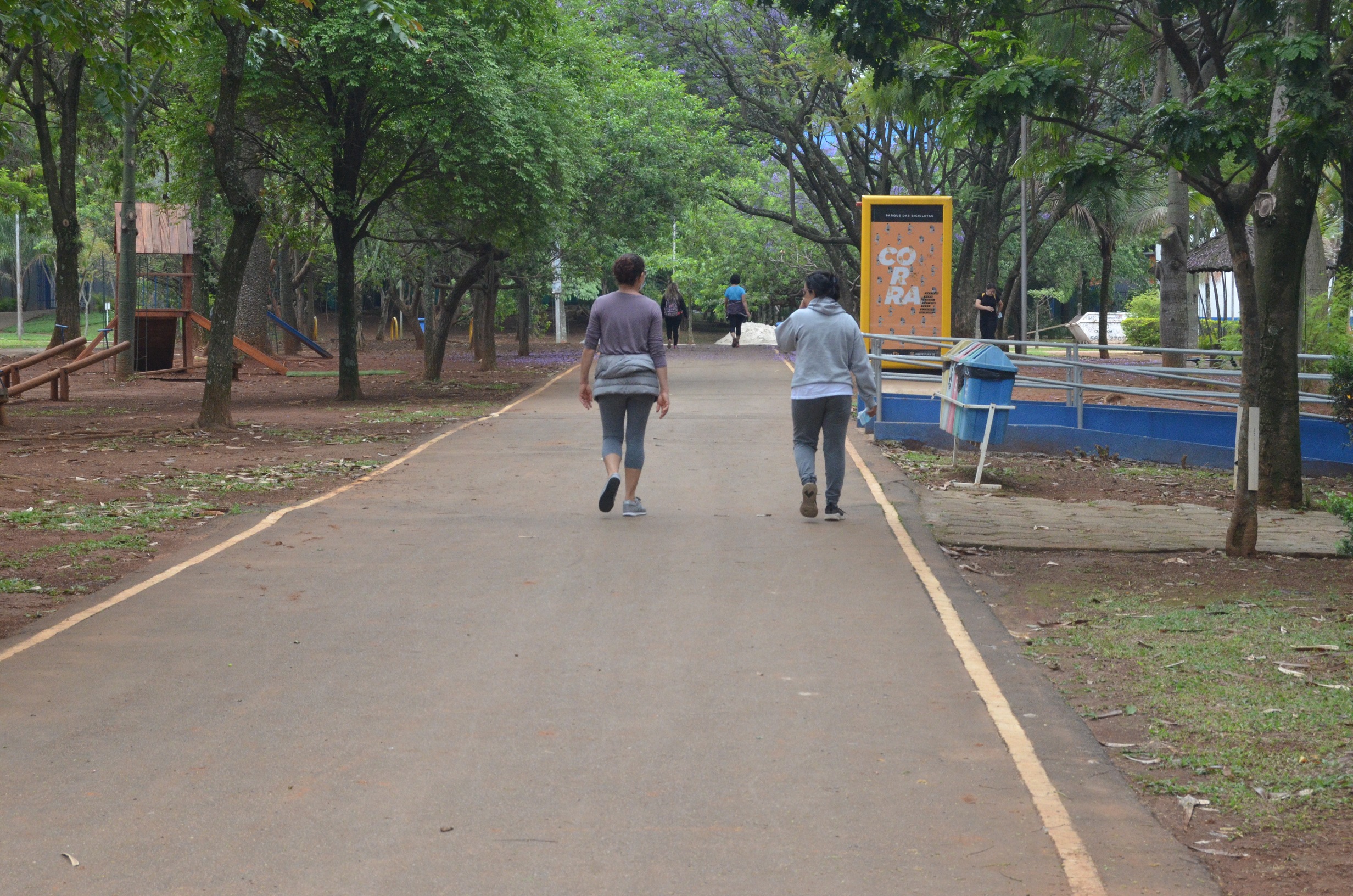 Na imagem, munícipes caminhando no Parque das Bicicletas.
