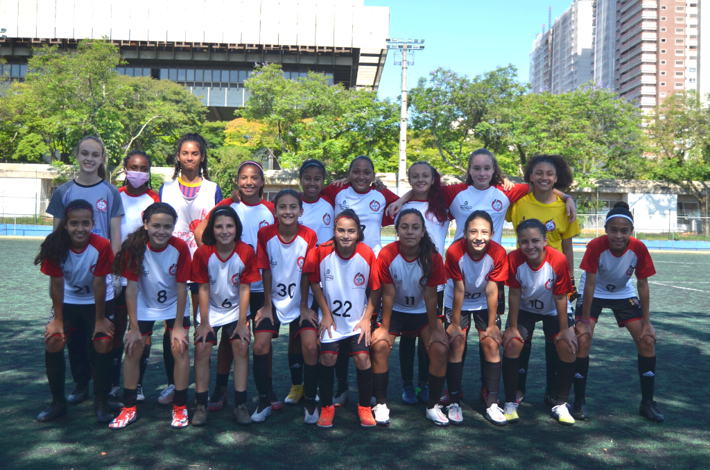 Na imagem, time feminino de futebol do Centro Olímpico