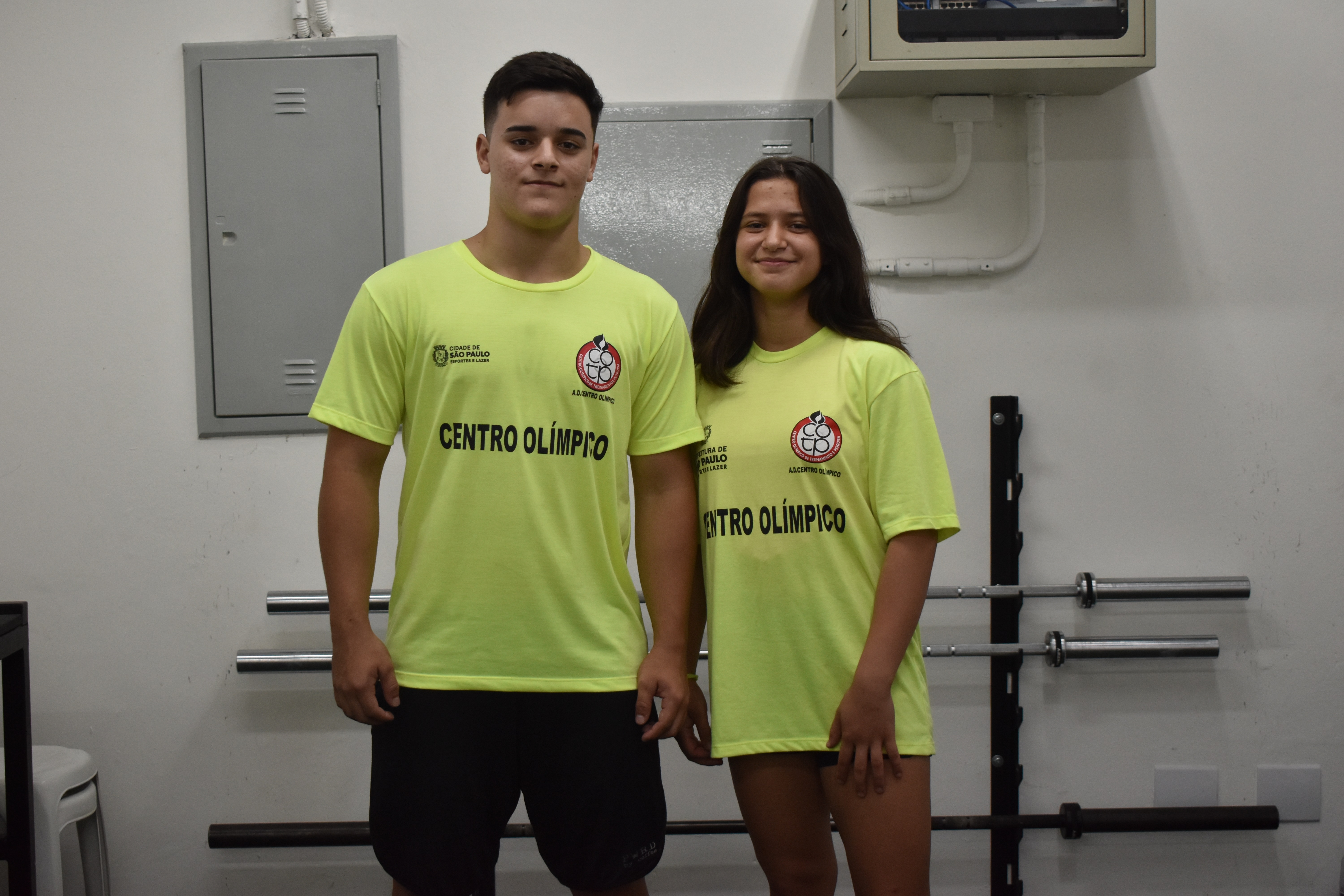 Na imagem, os atletas Felipe Dias e  Beatriz Kamille.