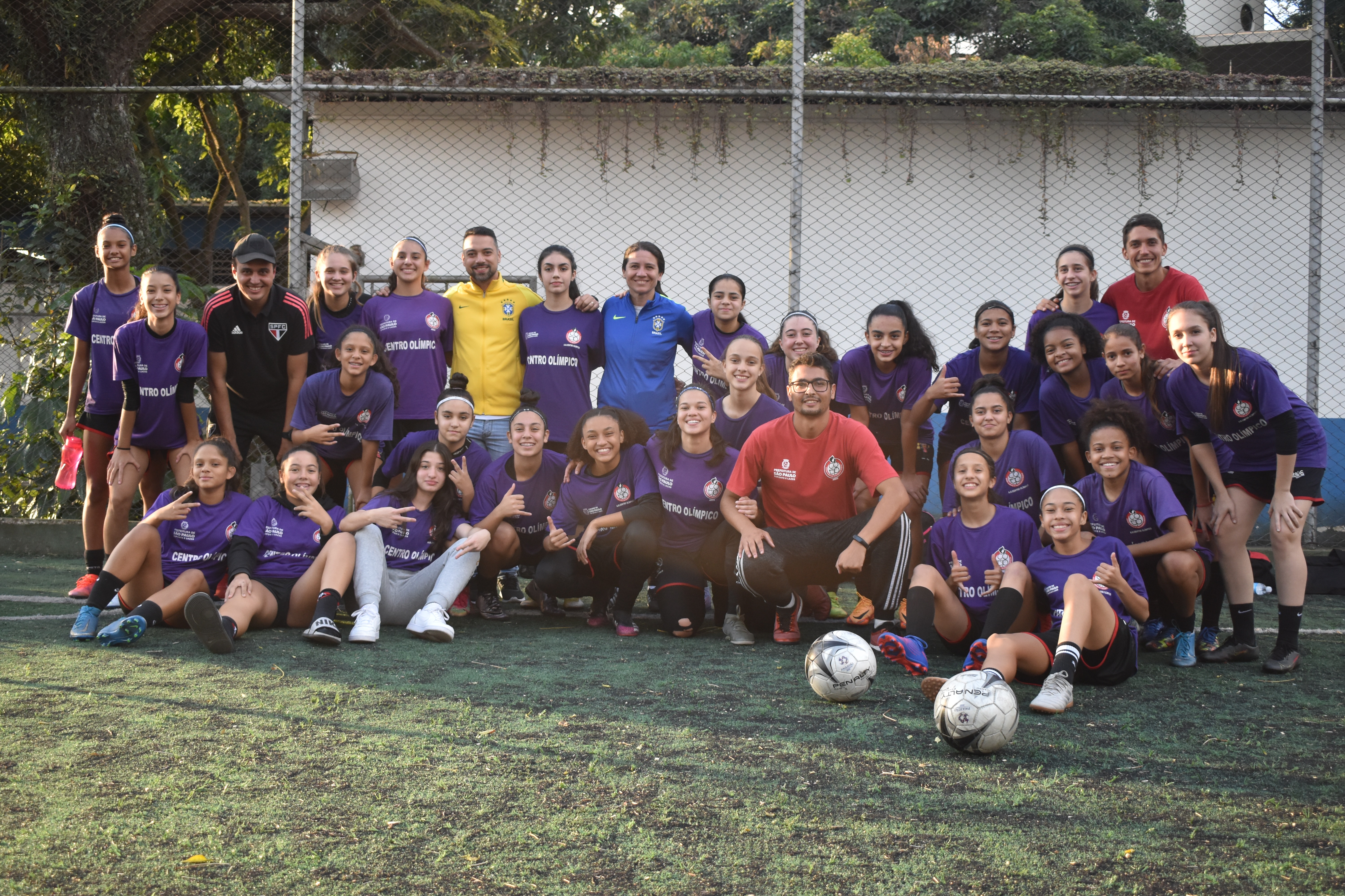 Na imagem, o time Sub-15 do Centro Olímpico reunido.  