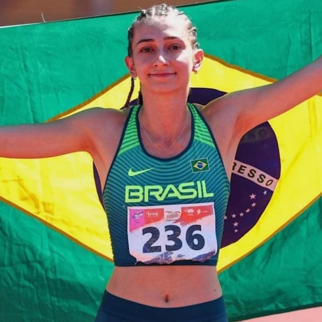 Na imagem, atleta de atletismo do Centro Olímpico com a bandeira do Brasil