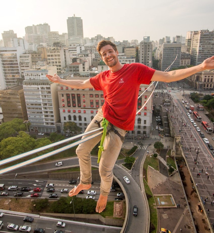 Na imagem, atleta de Highline no Centro da cidade de São Paulo.