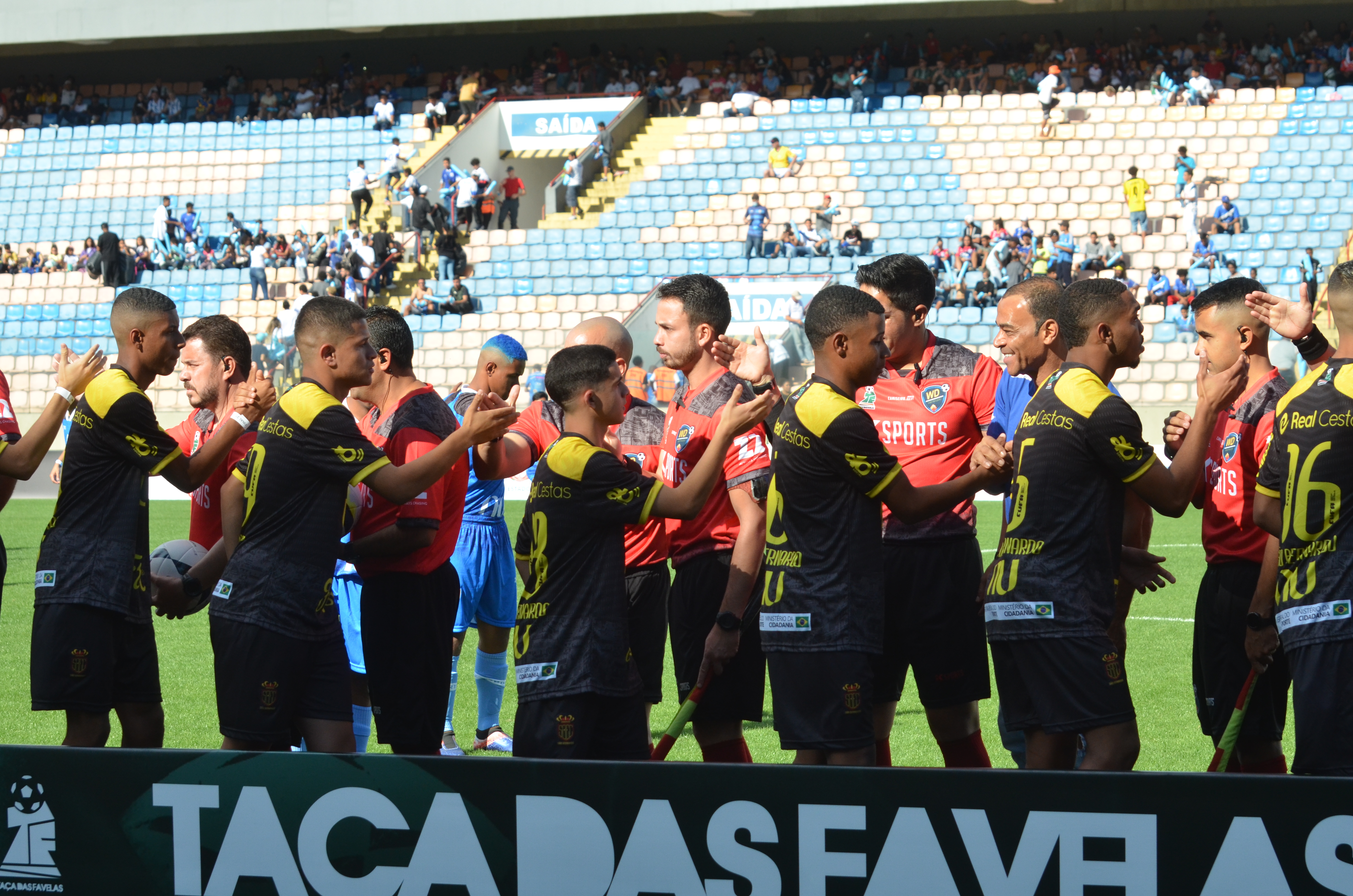 Na imagem, times da final se cumprimentando antes do jogo
