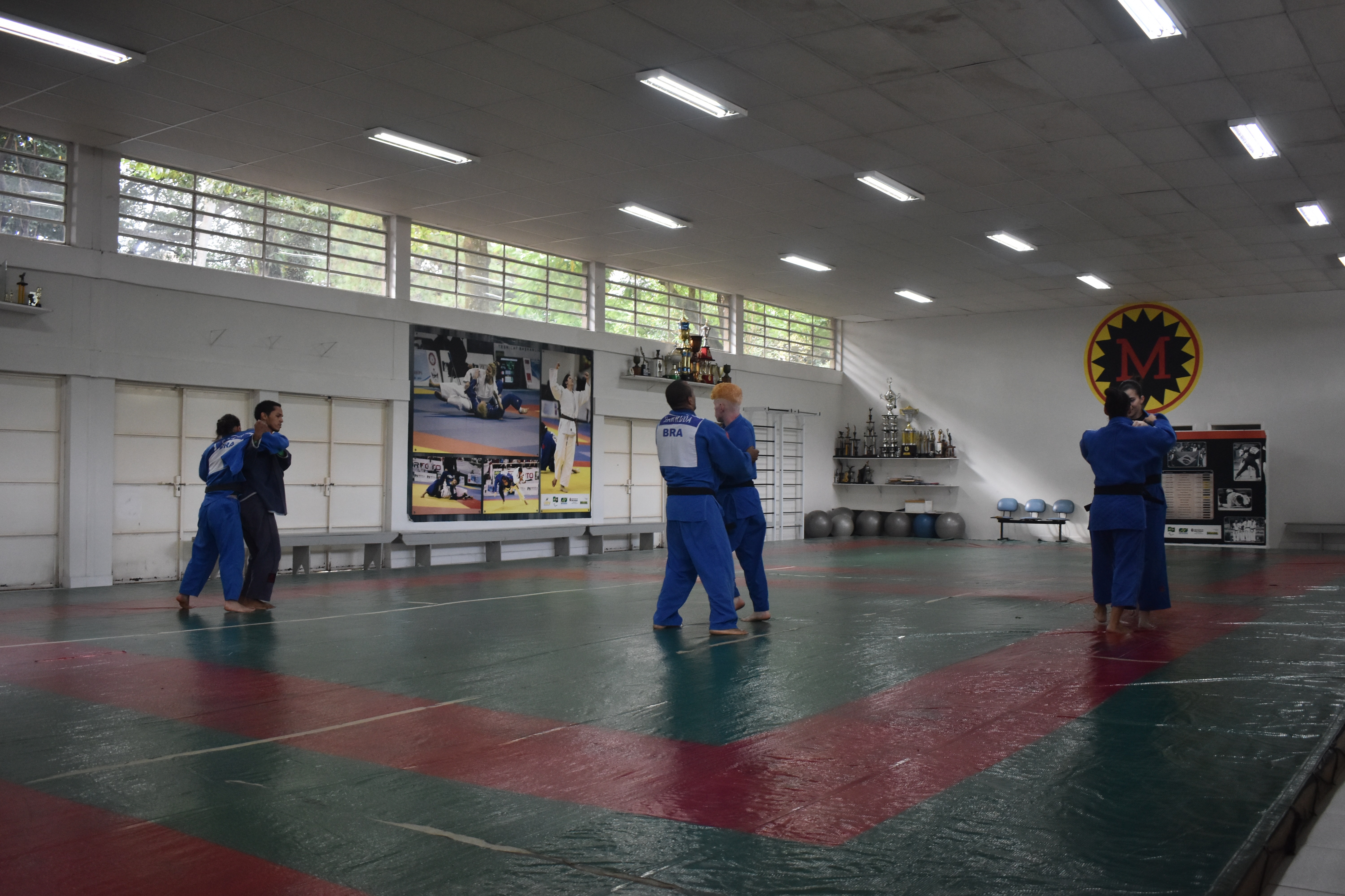Na imagem, atletas de Judô treinando no CE Mooca 