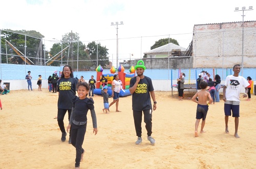 Na imagem, munícipes se divertindo com brincadeiras durante a Virada.