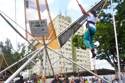 Na imagem, a campeã Ana Paula Belo pulando no bungee trampolim
