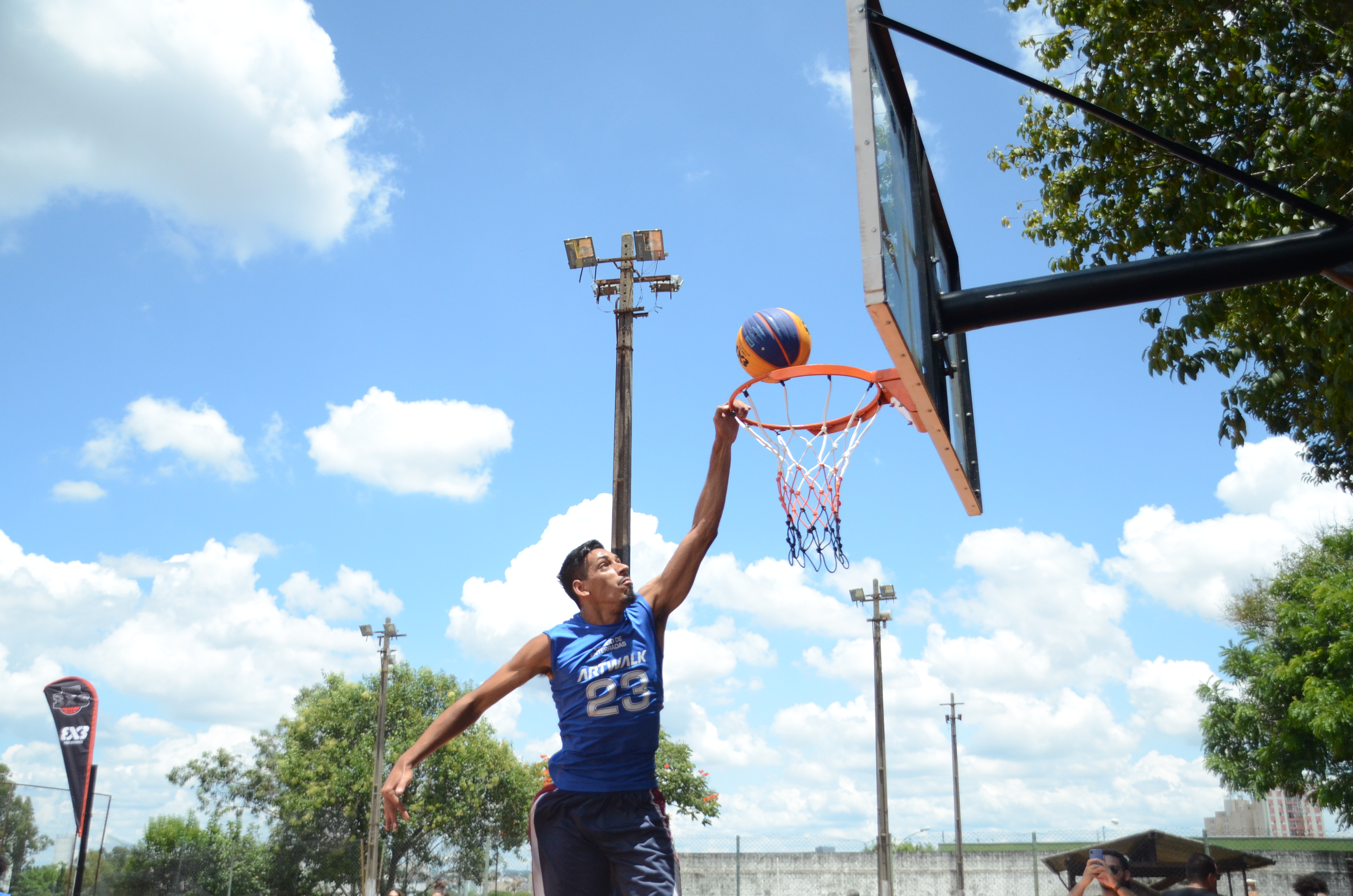 Na imagem, atleta jogando basquete 