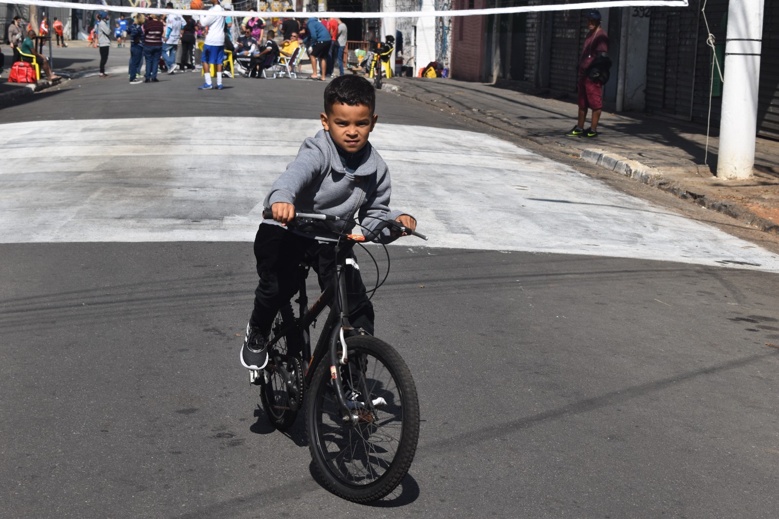 Na imagem. criança andando de bicicleta no Programa Ruas de Lazer.