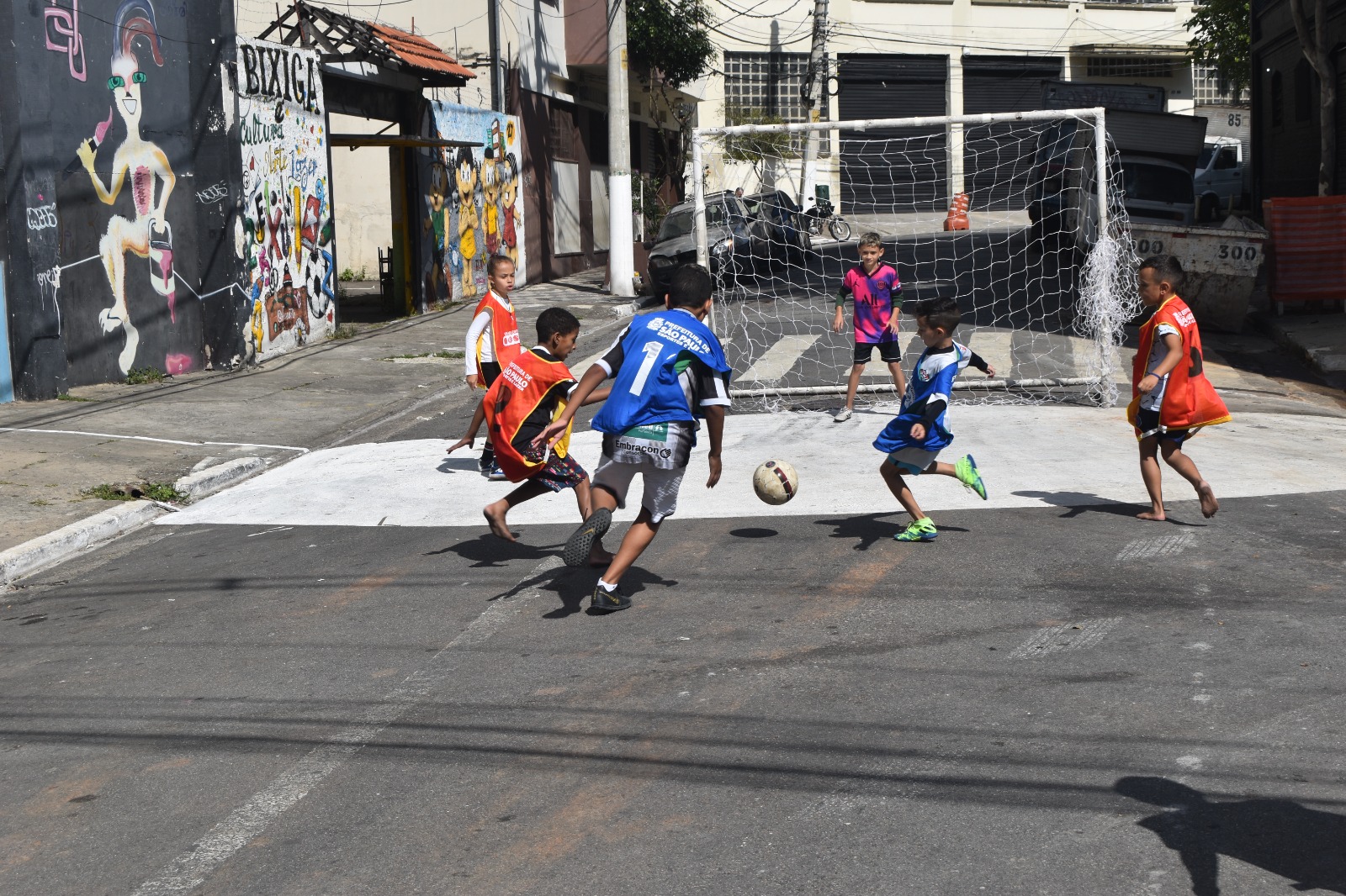 Na imagem, crianças jogando bola no Programa Ruas de Lazer.
