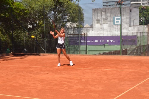 Na imagem, Beatriz Haddad Maia praticando tênis na quadra do Centro Esportivo Mané Garrincha.