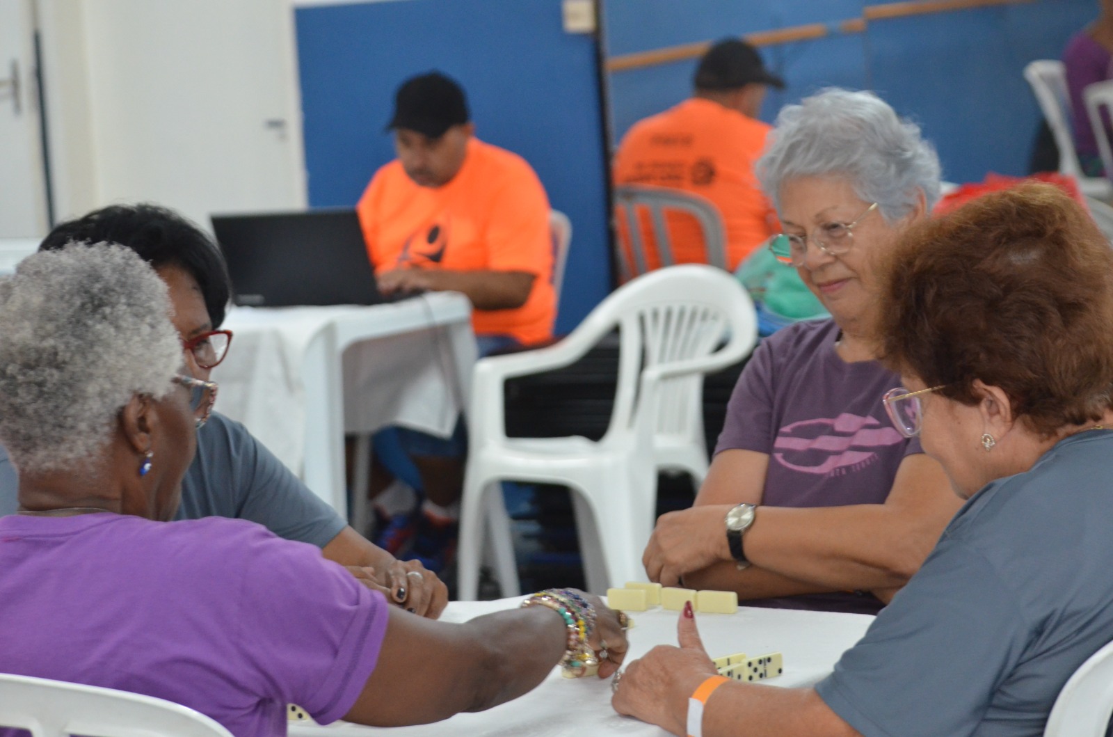 Na imagem, participantes jogando dominó nos Jogos Municipais da Pessoa Idosa 2023