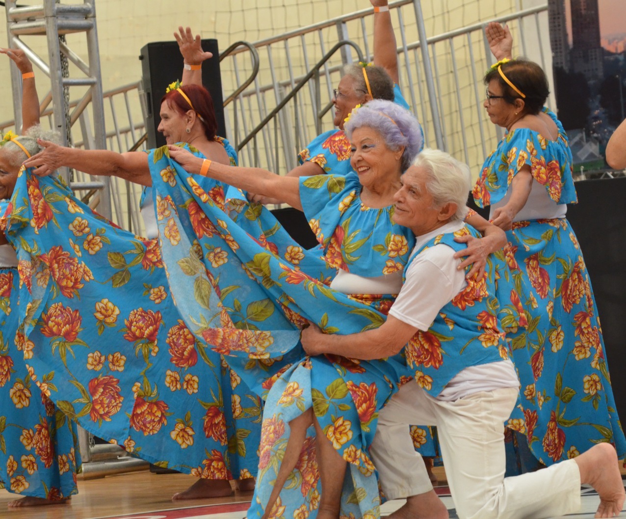 Na imagem, participantes dançando nos Jogos Municipais da Pessoa Idosa 2023