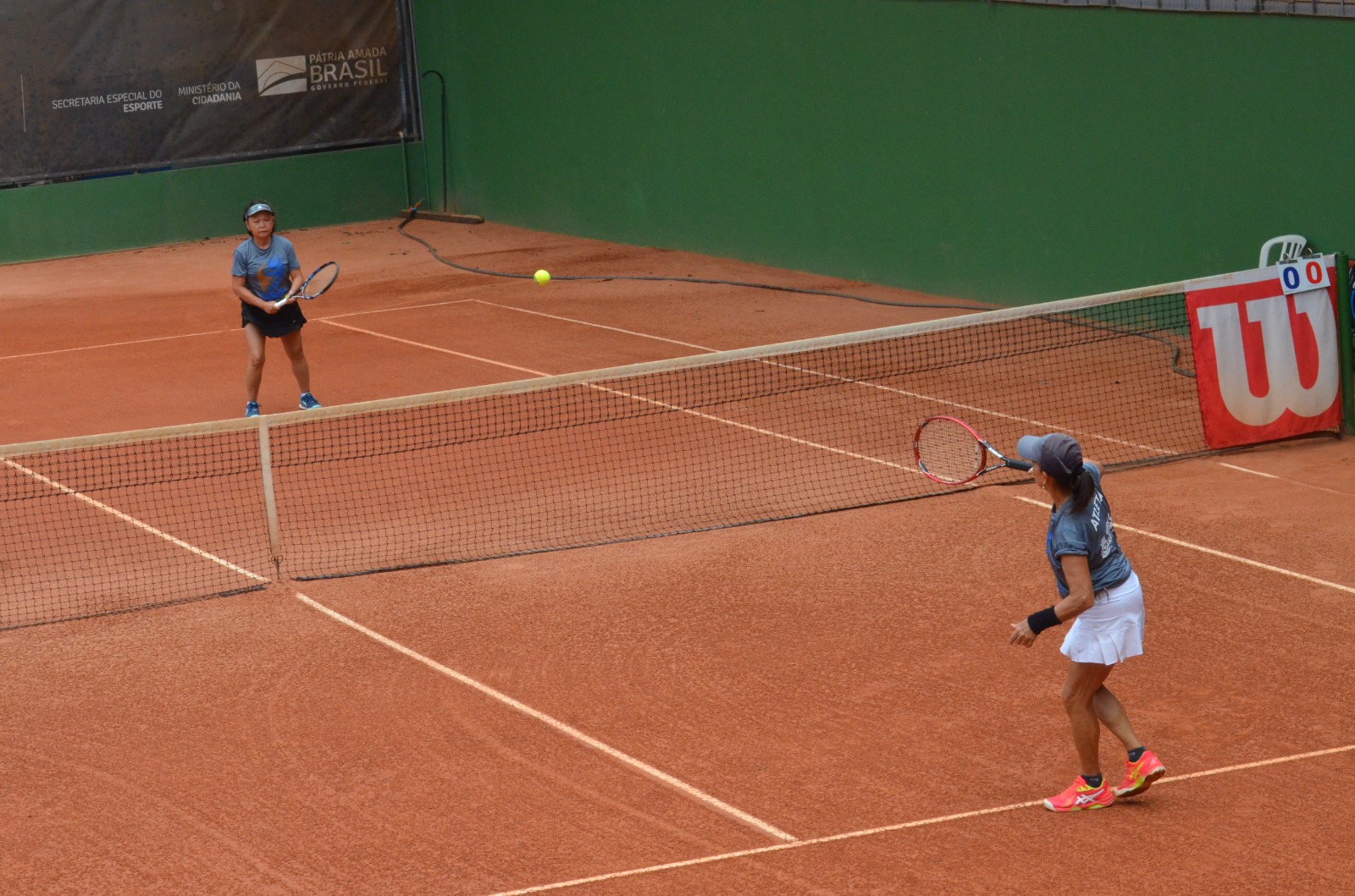 Na imagem, participantes jogando tênis nos Jogos Municipais da Pessoa Idosa 2023