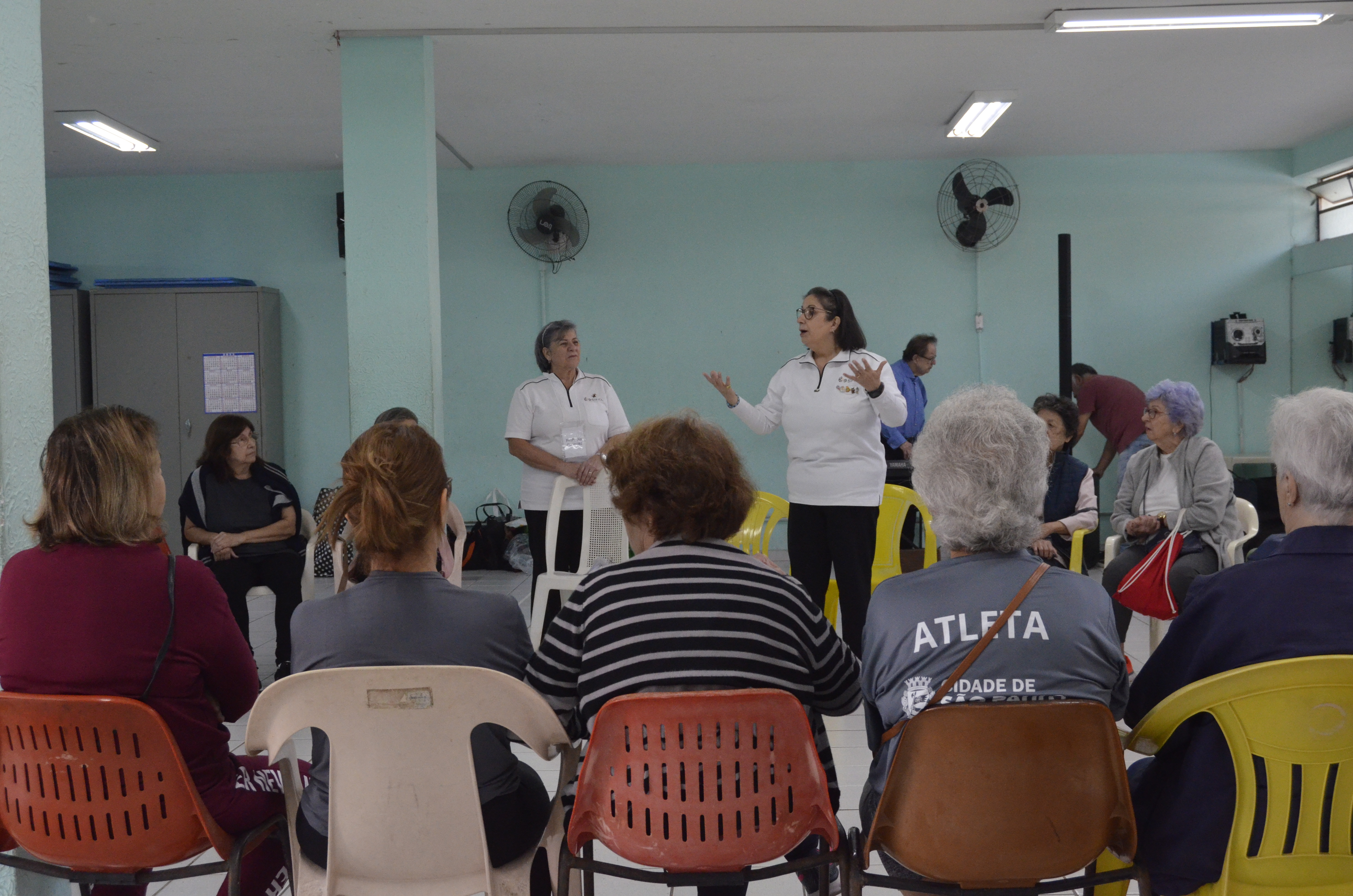 Na imagem, Organizadora apresentam Yura Ritmo para munícipes.