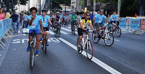Na imagem, munícipes pedalando em uma edição anterior do Passeio Ciclístico
