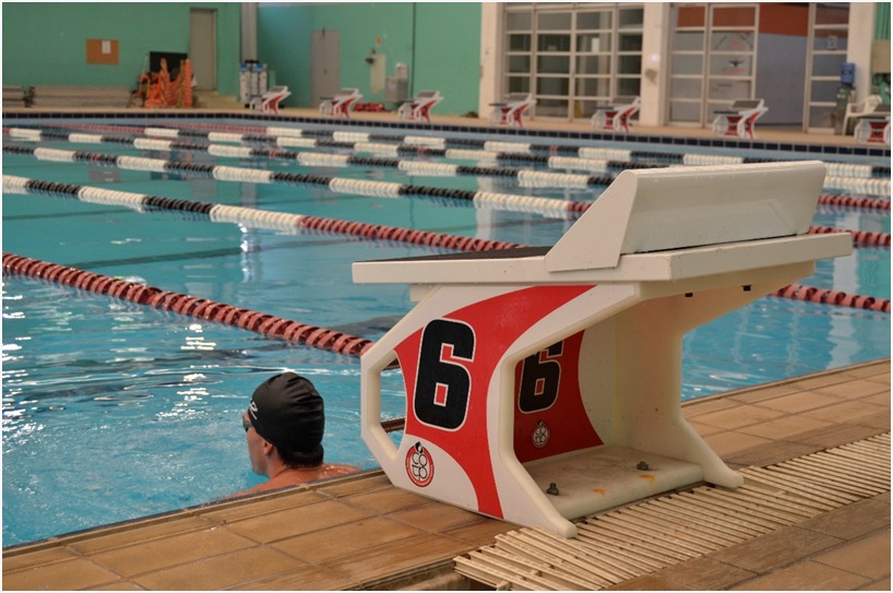 Na imagem, atleta da natação Pedro Mattoso, treinando na piscina do Centro Olímpico de Treinamento e Pesquisa.