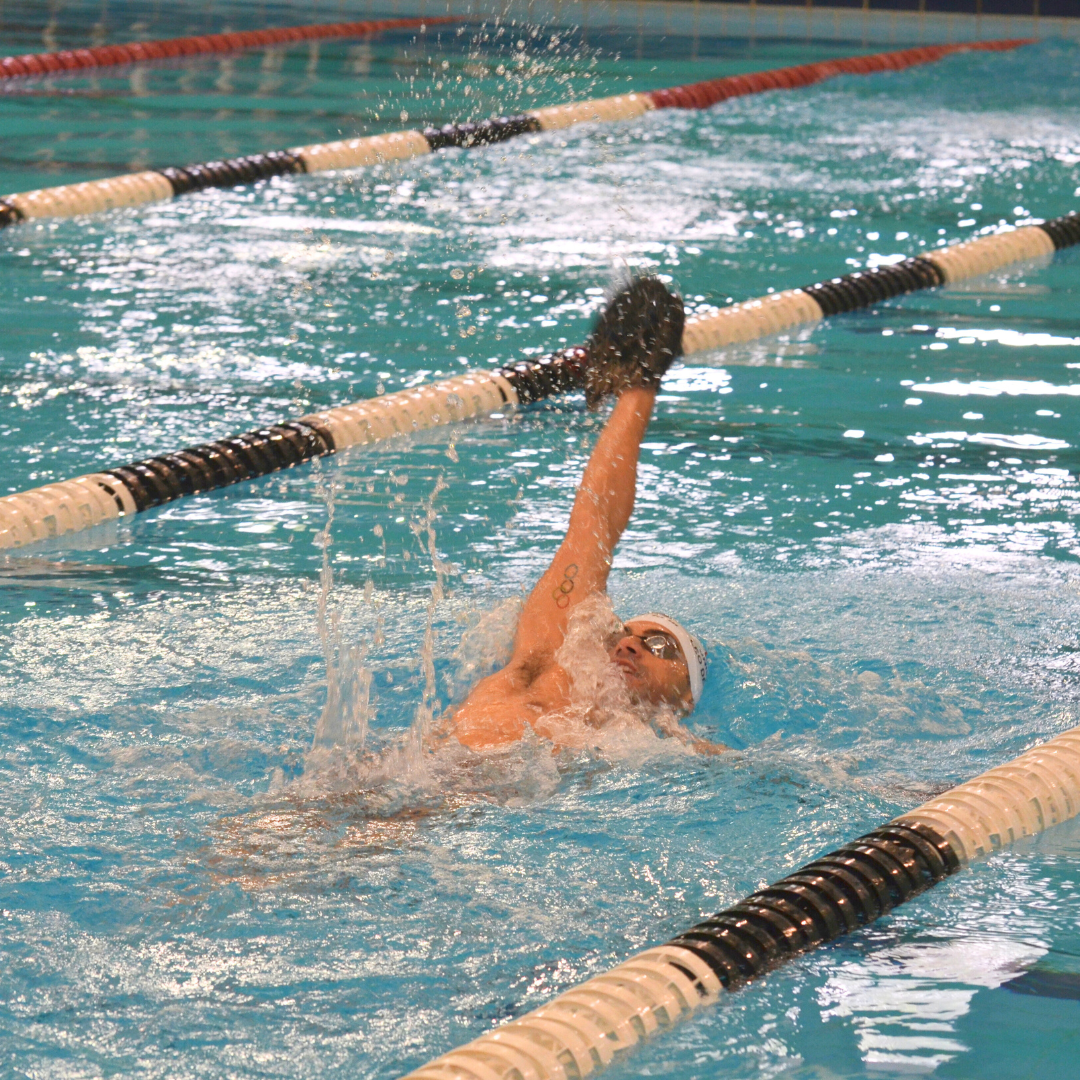 Na imagem, Leo de Deus nadando na piscina do Centro Olímpico de Treinamento e Pesquisa.
