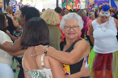 Na imagem, mulheres que participam do Baile Vem Dançar.