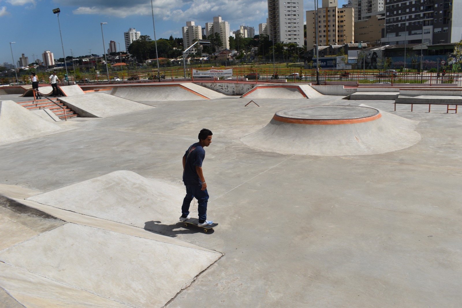 Na imagem, munícipe andando de skate na Pista do Chuvisco.