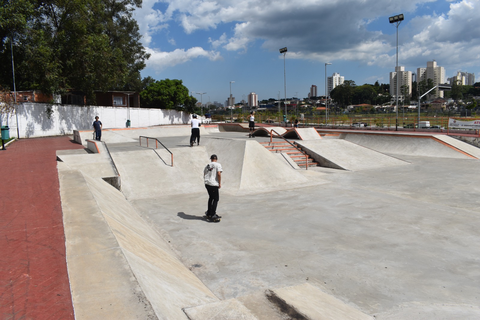 Na imagem, munícipe andando de skate na Pista do Chuvisco.