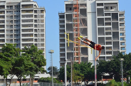 Na imagem, atleta do Centro Olímpico durante a competição de salto com vara.