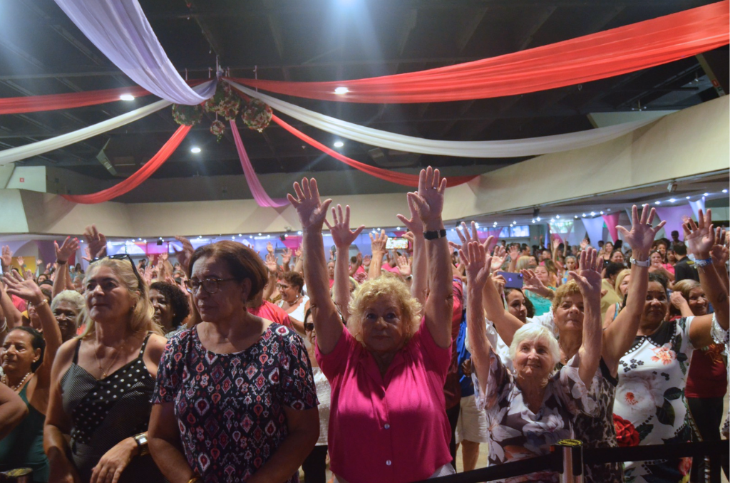 Na imagem, participantes do Programa Vem Dançar no Clube Esperia.