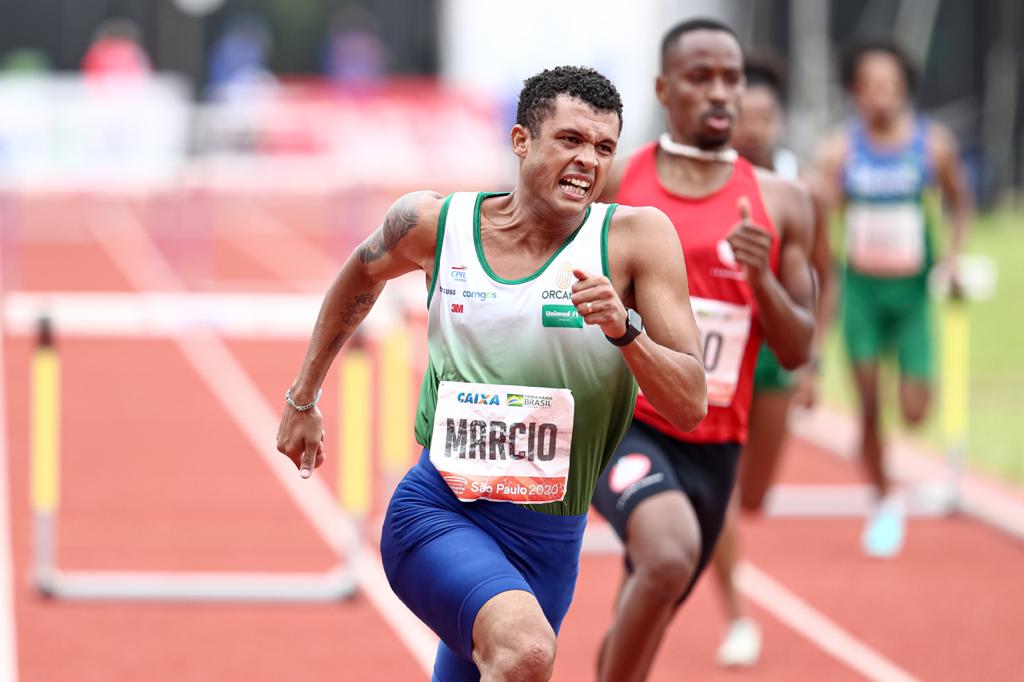 Márcio Teles e Caio Teixeira competindo na pista de atletismo do COTP.