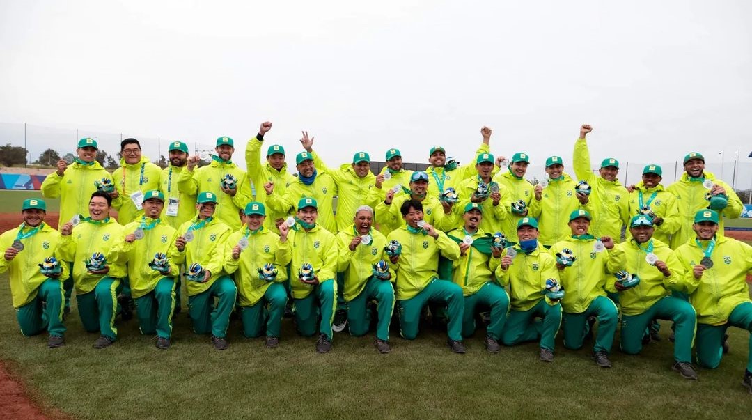 Jogadores de Beisebol do Brasil comemorando a prata nos Jogos Pan Americanos.