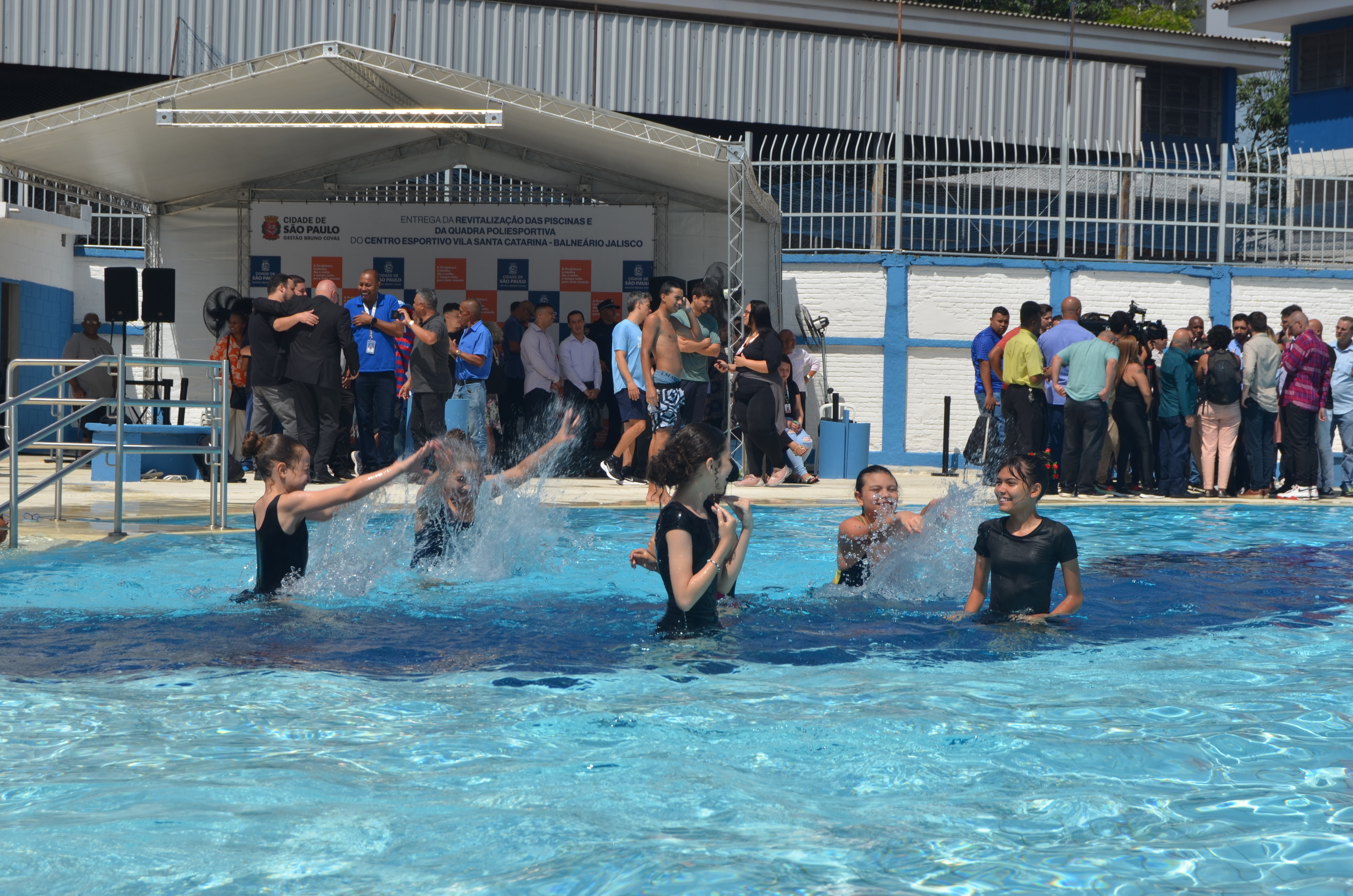 Na imagem, Jovens jogando agua para cima em nova piscina do Centro Esportivo Vila Santa Catarina