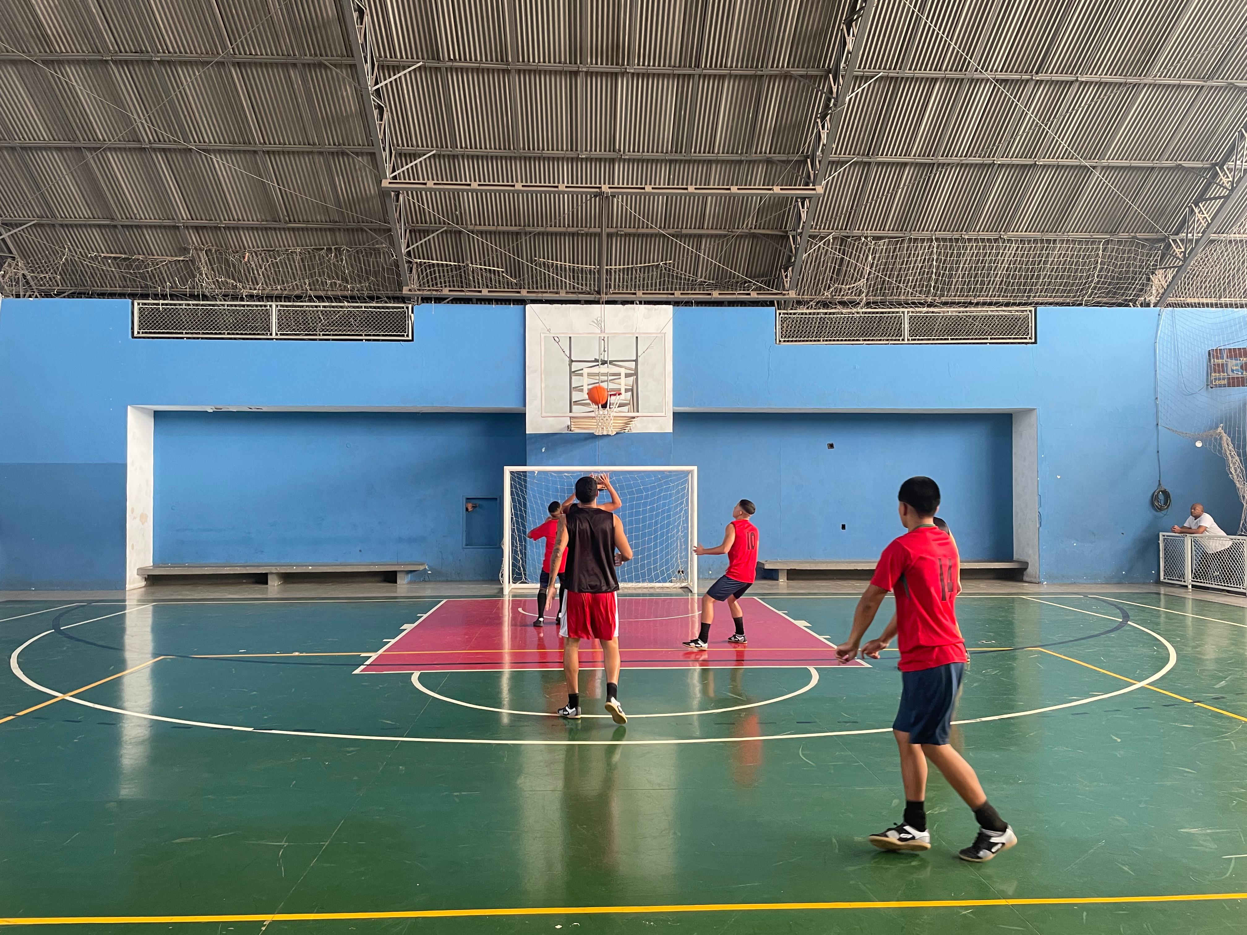 Na imagem, participantes do campeonato 3x3 de basquete da Fundação Casa.