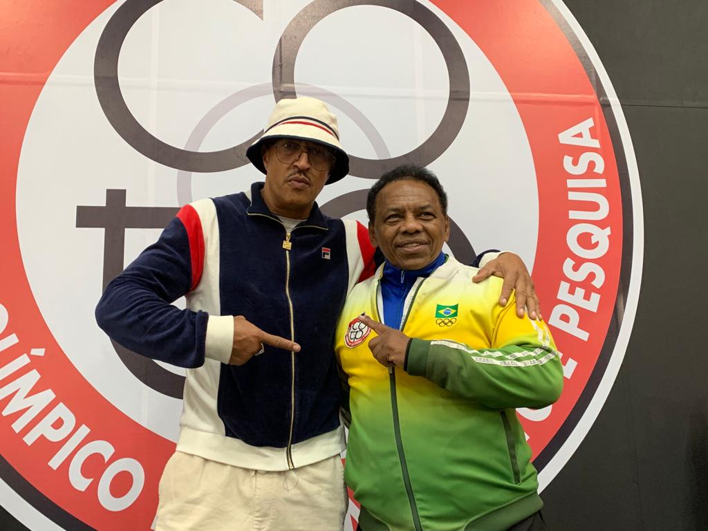 Na imagem, o cantor Mano Brown e o professor de boxe do COTP, Messias Gomes.