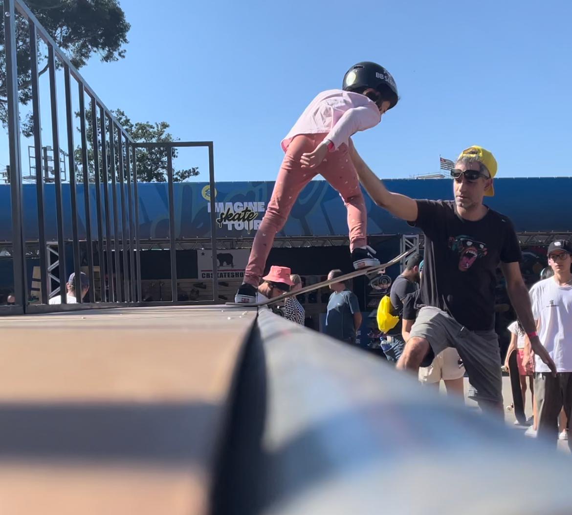 Na imagem, criança no mini half pipe, durante evento Imagine Skate Tour.