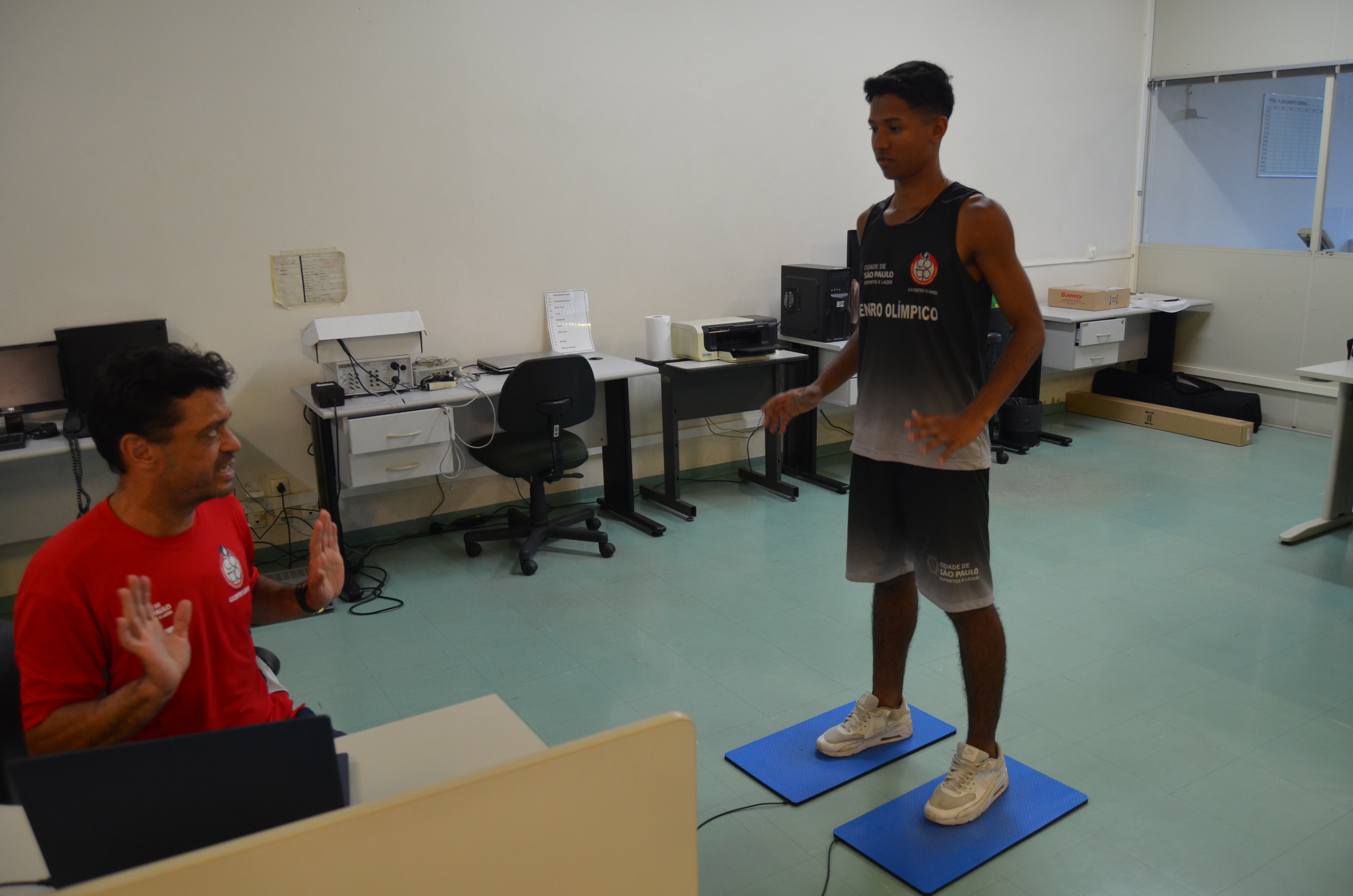 Na imagem, atleta do Centro Olímpico fazendo teste na fisiologia.