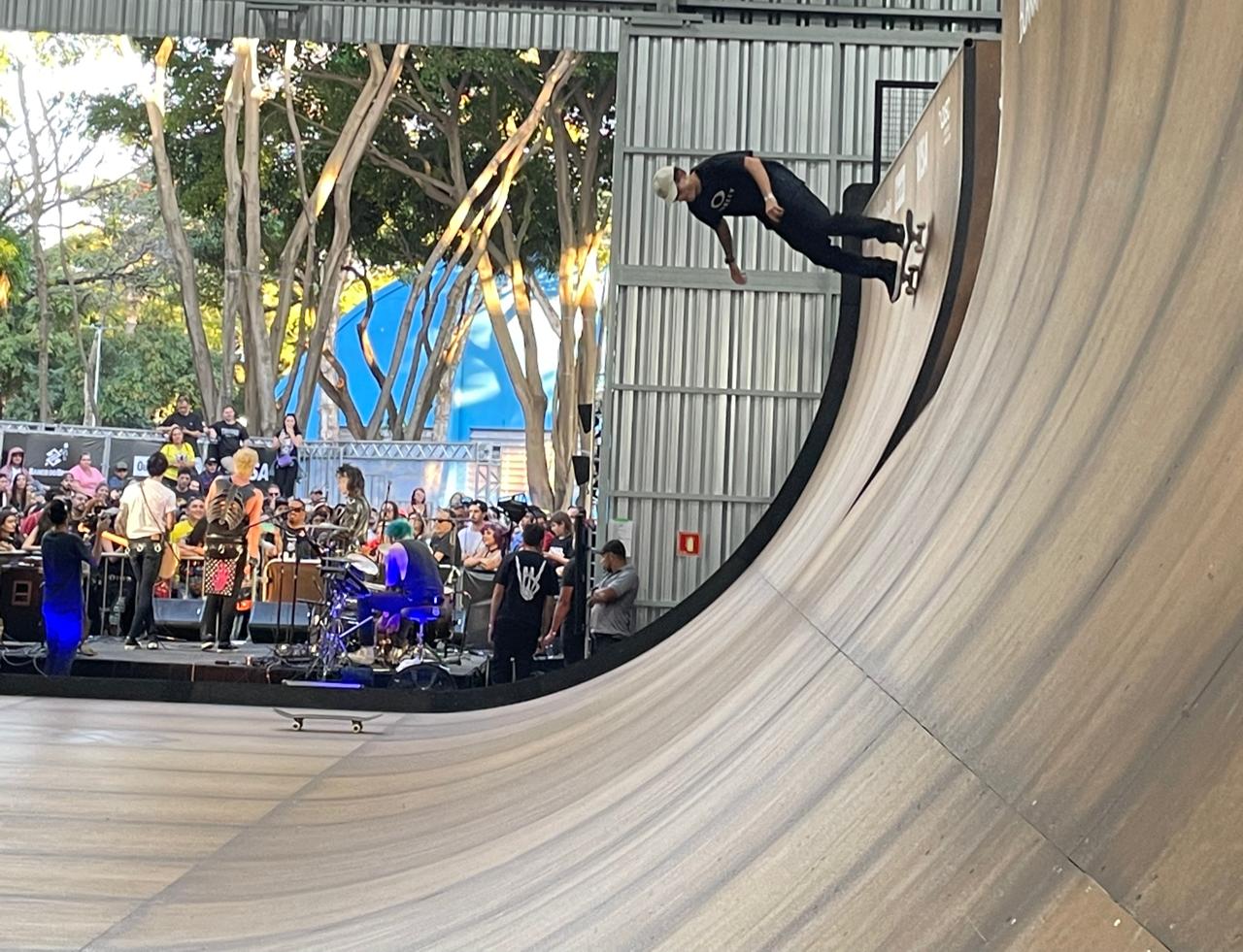 Na imagem, Skatista na pista de Half Pipe, no CE Tietê, durante evento Imagine Skate Tour.