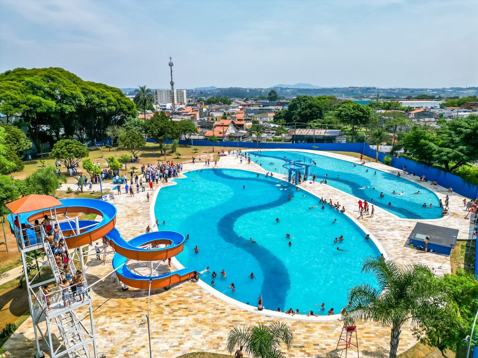 Na imagem, foto aérea da piscina de Centro Esportivo.