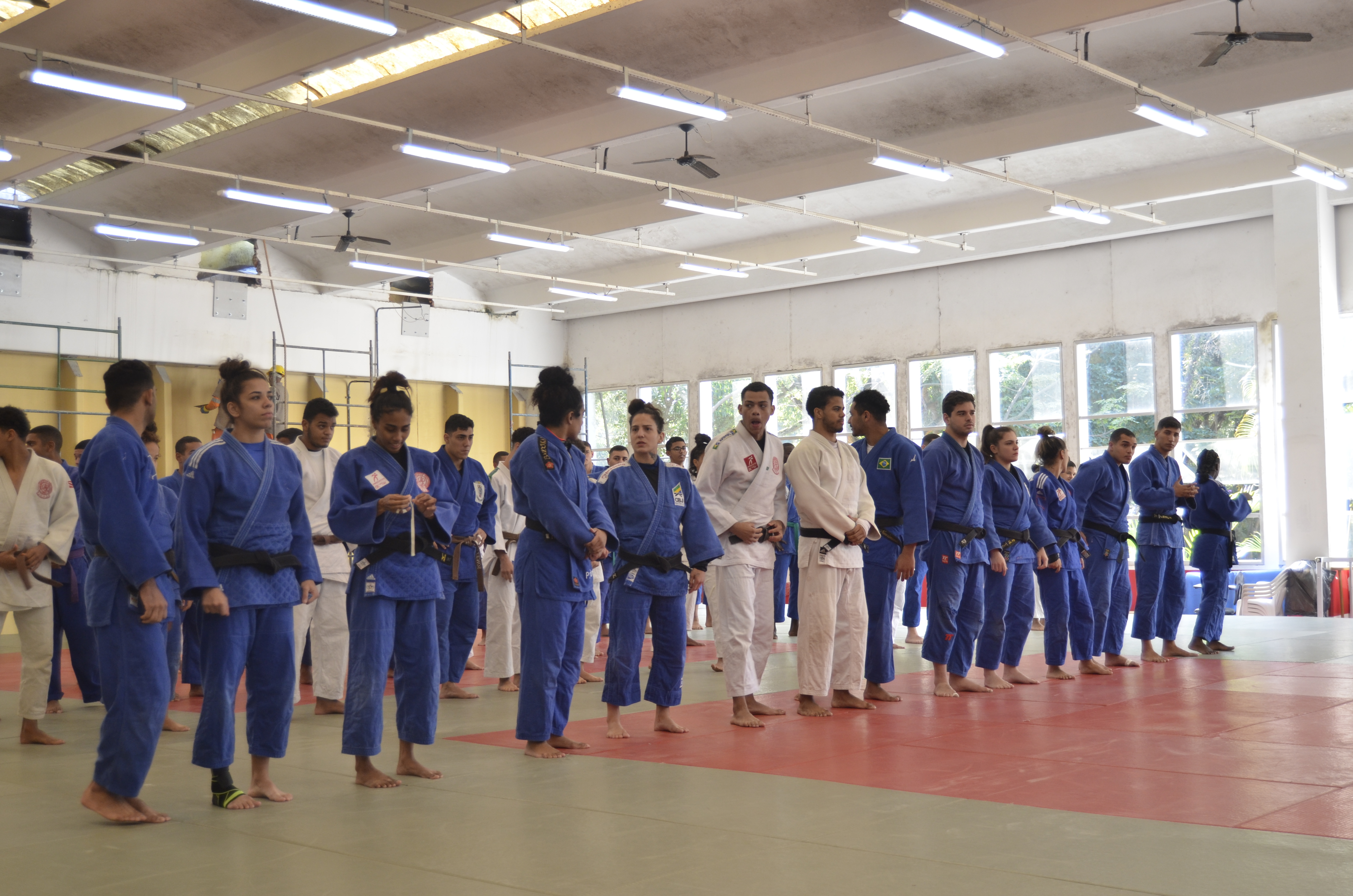 Na imagem, atletas do judô durante treino no Centro Olímpico.