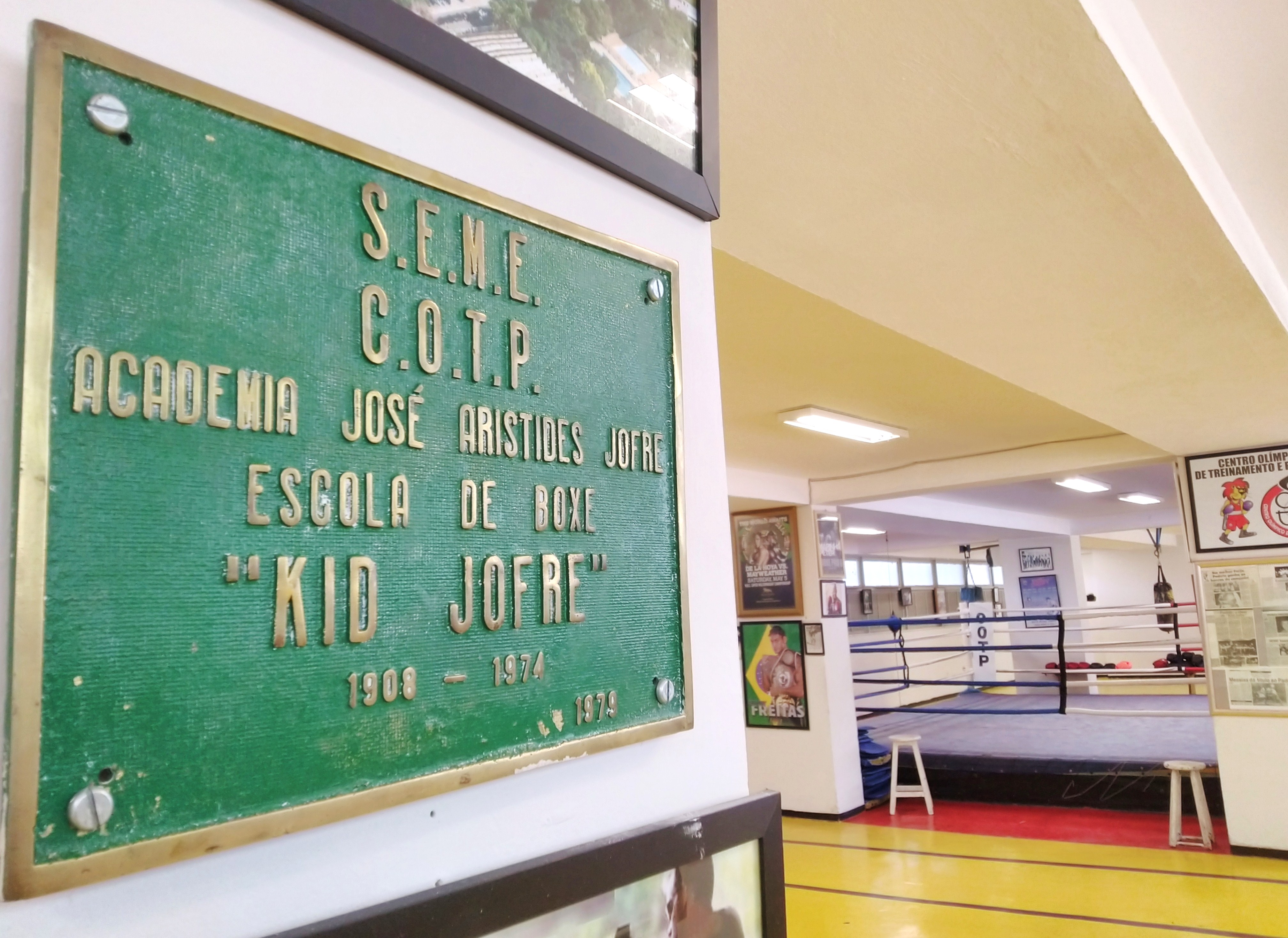 Foto da placa da academia do Eder Jofre.