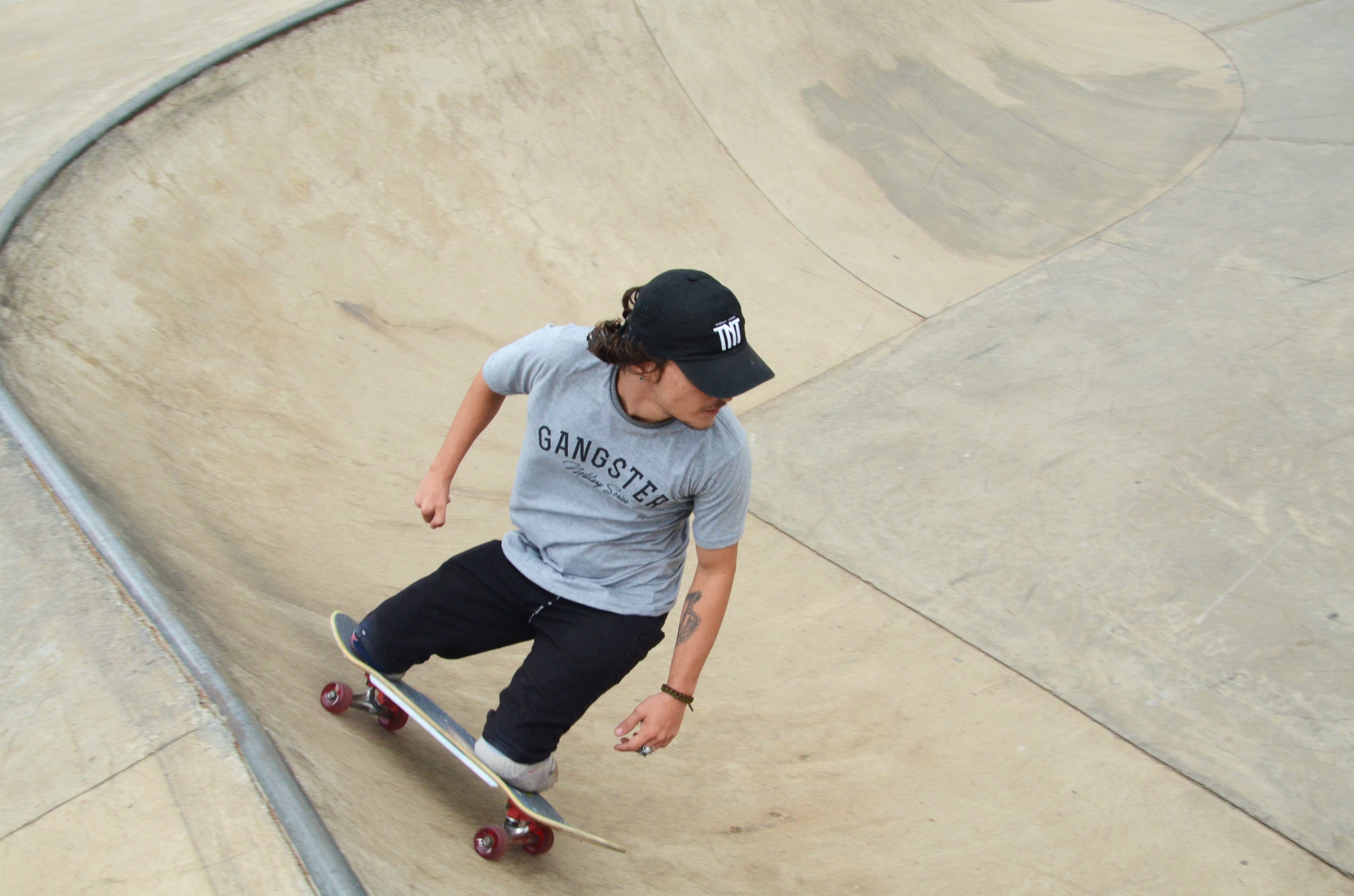 Foto do paraskatista Vini Sardi que nasceu com uma má formação congênita nas duas pernas e encontrou no skate uma nova vida.
