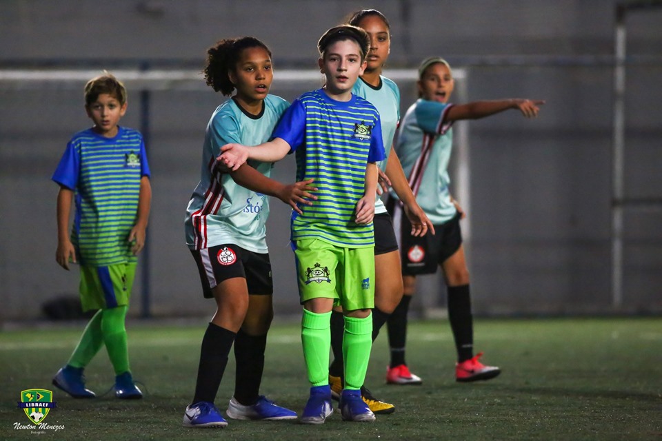 A força do futebol feminino do Centro Olímpico