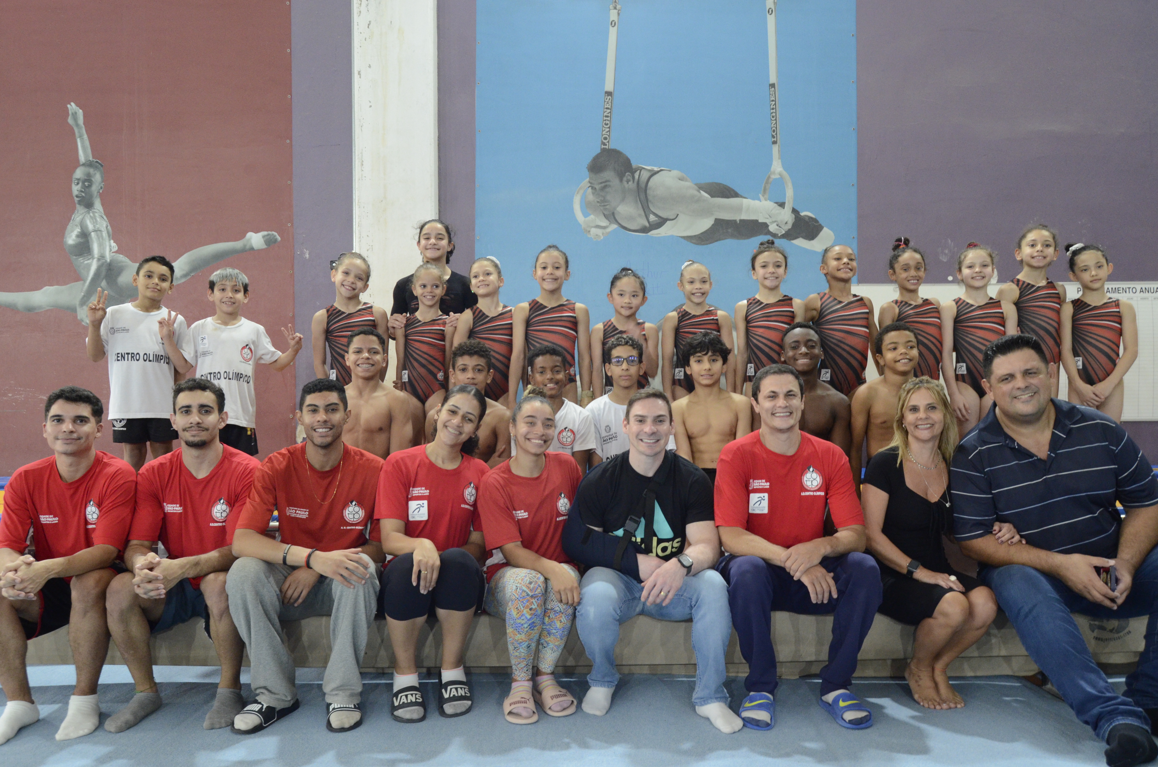 Na imagem, turma de Ginástica Artística com o atleta profissional Arthur Zanetti.