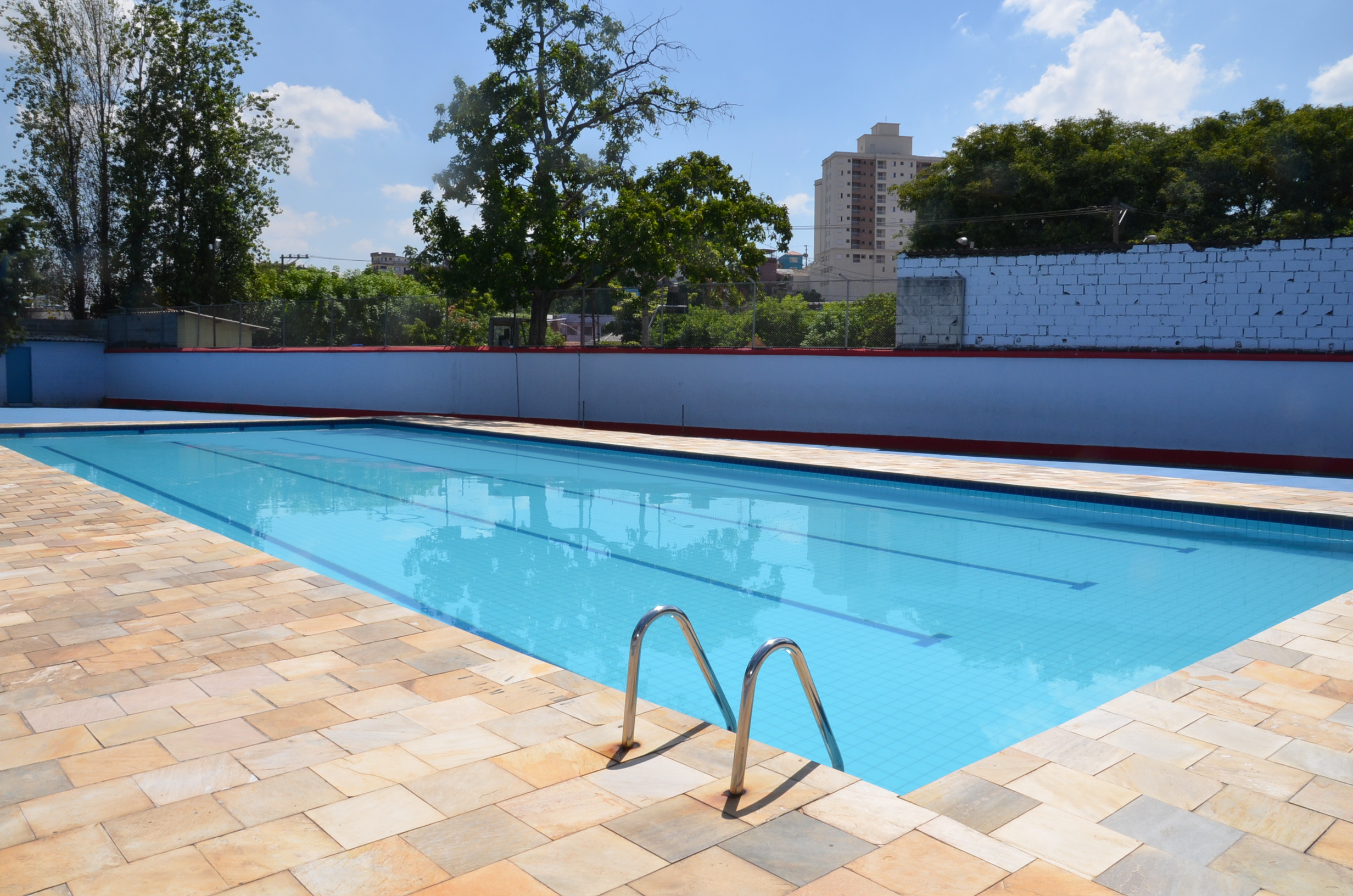 Imagem mostra piscina do Centro Esportivo Casa Verde em dia ensolarado.