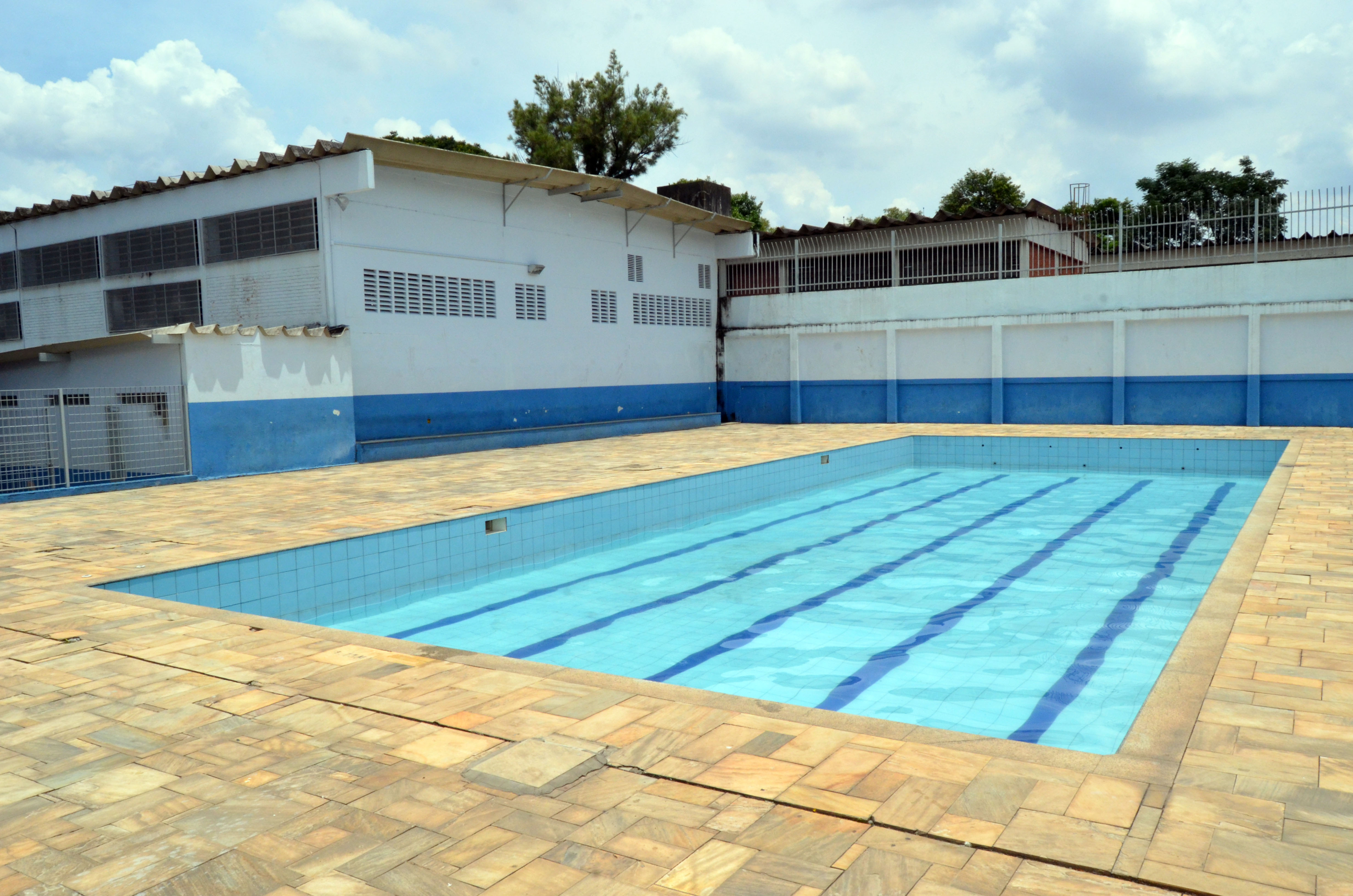 Imagem mostra piscina do Centro Esportivo Jardim Cabuçu em dia ensolarado.