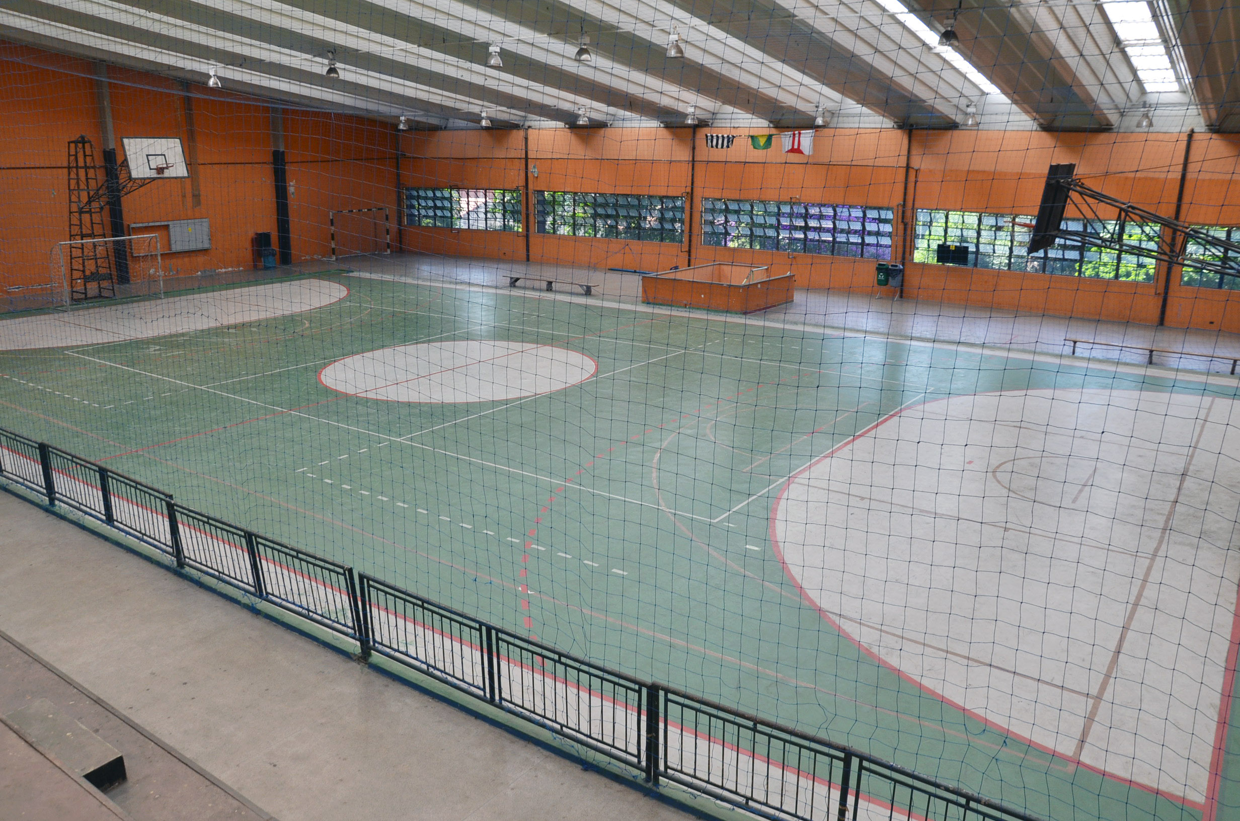Imagem mostra quadra poliesportiva coberta do Centro Esportivo Freguesia do Ó.
