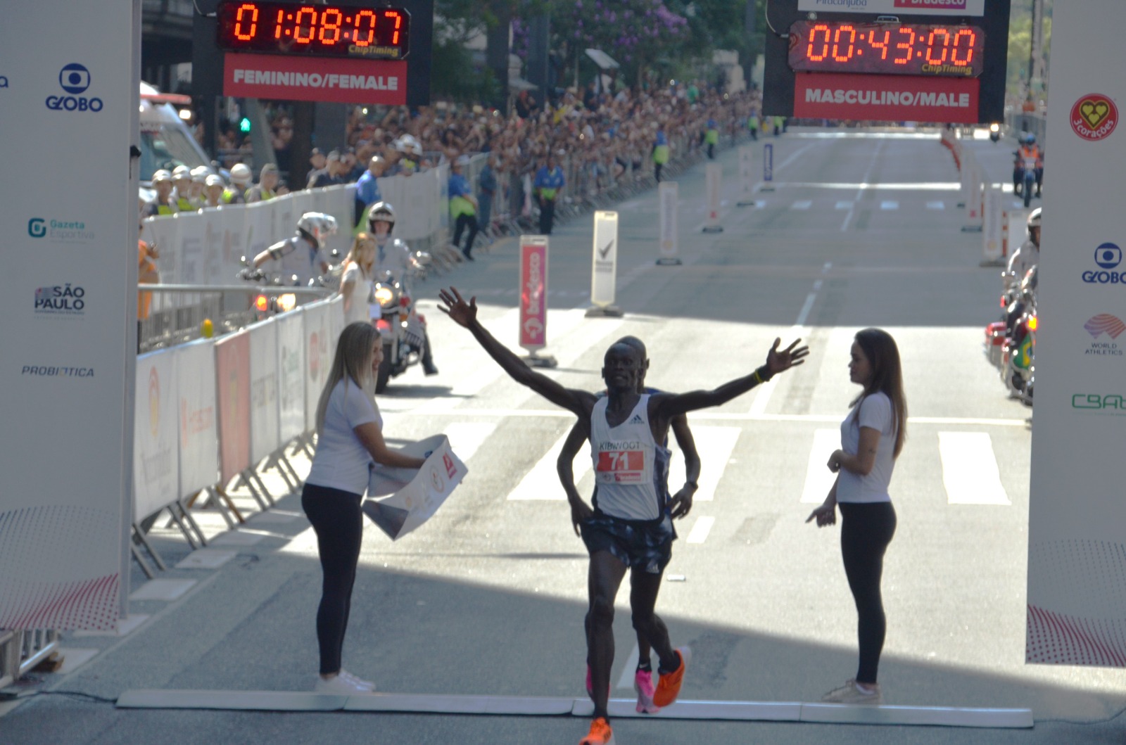 Na imagem, participantes da Corrida São Silvestre em 2019