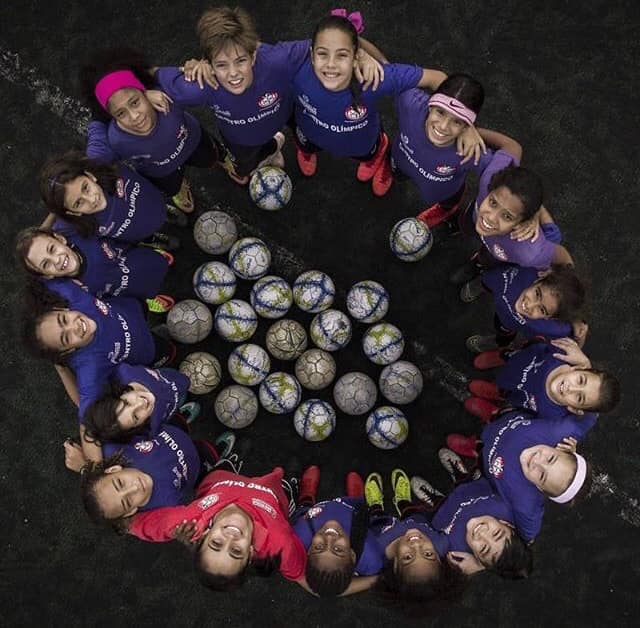 Futebol infantil meninos jogam esporte competitivo no parque