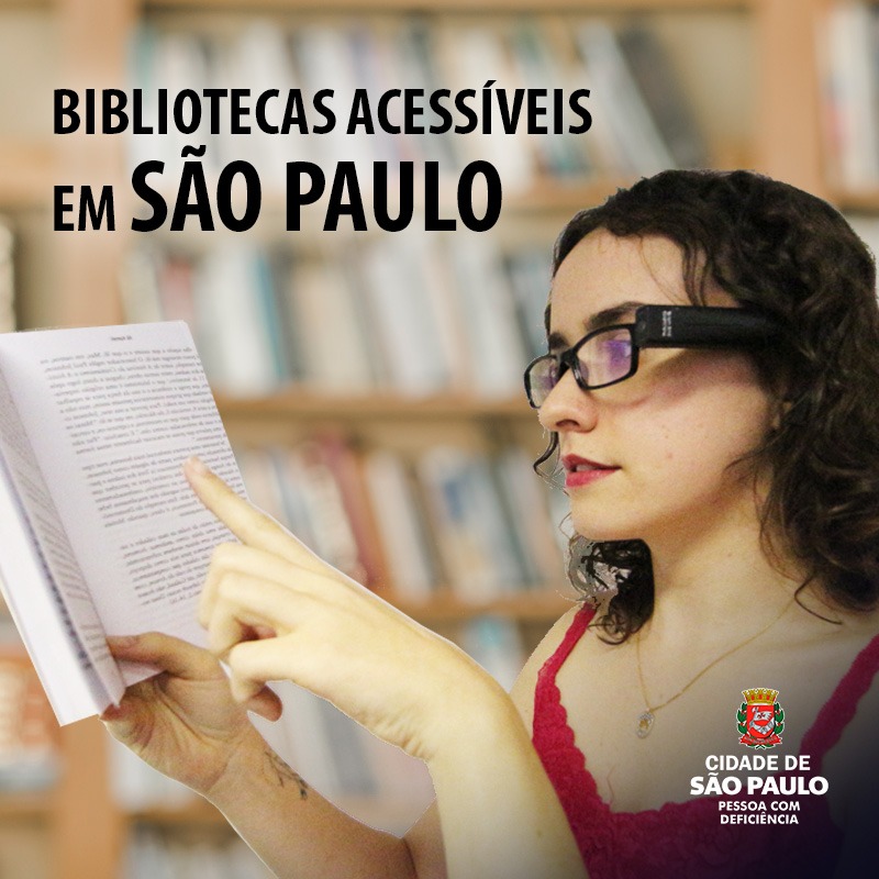 foto de Luise Gonçalves, que tem deficiência visual, segura um livro e aponta um dos dedos para a página. Ela usa um óculos scanner, que transforma textos em áudio. Ela está em uma biblioteca. —
