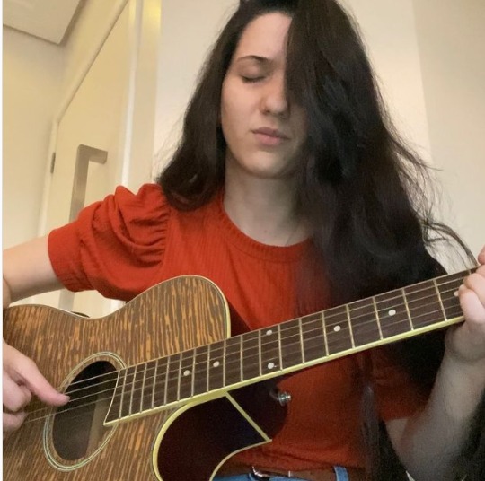 Brunna está com o violão na UTI do Hospital M’Boi Mirim, tocando e cantando
