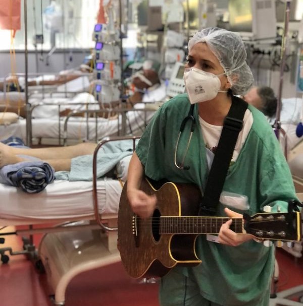 Brunna está com o violão na UTI do Hospital M’Boi Mirim, tocando e cantando